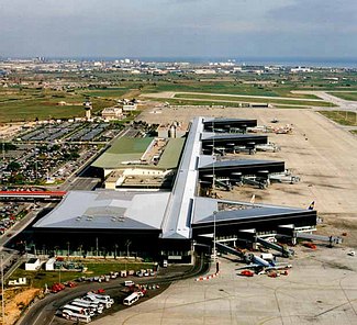 Vista aérea de la terminal norte del aeropuerto del Prat antes de la construcción del módulo M5